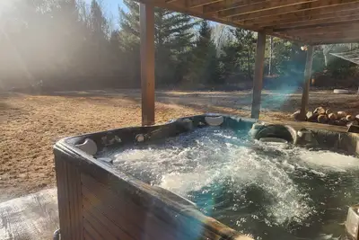 Image de Northwoods 3 bed/2 bath Cabin Retreat with New Hot Tub & 2 Canoes!
