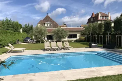 Image de Maison familiale et moderne avec piscine chauffée