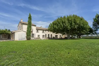 Image de Les Deux Mas - Huit Chambres Villa, Couchages 16