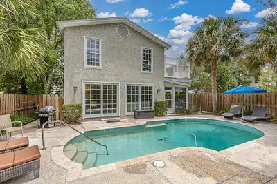 Image de Quaint beach cottage with pool just steps to the beach.