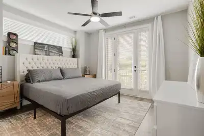 Image de King Suite, Modern Loft Close to Downtown!