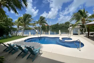 Image de Waterfront - 5 Br, 4 Full Bath, Pool, 80' Dock, Ample Parking, Tiki Hut, Jacuzzi