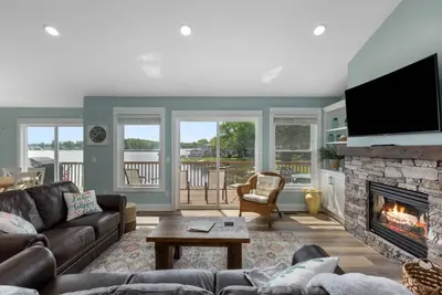 Image de Hot Tub - Remodeled Canadian Lakes lakefront home with breathtaking sunsets! \n