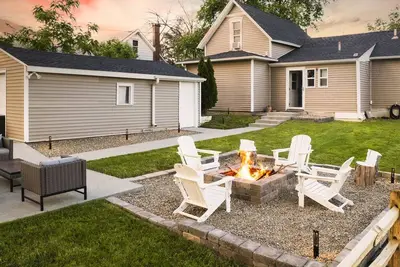 Image de Ames Escape - Downtown | Firepit | Fiber WiFi