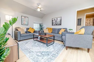 Image de Upstairs at the Estate - Across from Sp Golf Club