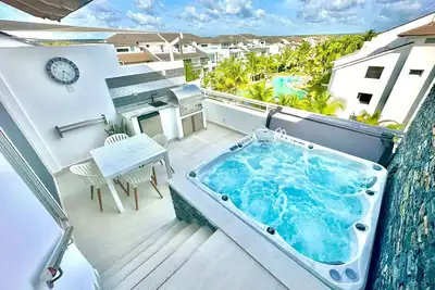 Image de New Luxury Penthouse with Jacuzzi and Bbq!