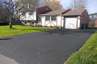 Image de Charming Tutor Style Split Level House in Quiet and Safe Neighborhood