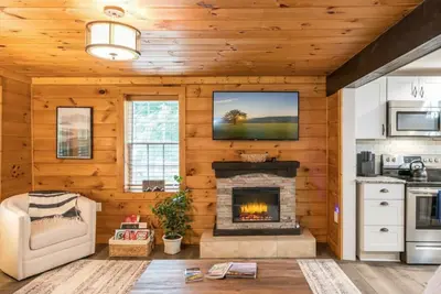 Image de Private Cabin + Screened Porch + Firepit + Deck