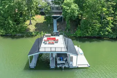Image de Quiet Lakefront. Huge 5/3. Deep Water. Pontoon boat available.