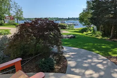 Image de Saugatuck lakeside; 2br, 2. 5 Bath; 2 King beds