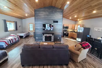 Image de Beautiful lake home at a private camp