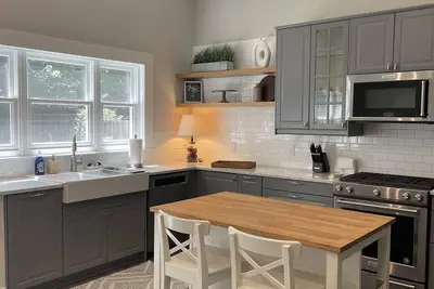 Image de Chic Chevy Chase Bungalow, Heart of Uk, Easy Trip to Downtown!