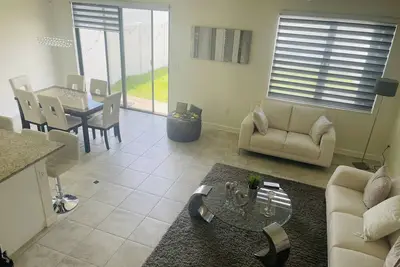 Image de Amazing Lakefront Home, Central Location