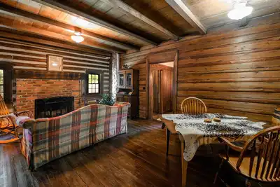 Image de Perfect Couple's or Solo Getaway: 1840s Log Cabin