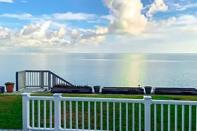 Image de Waterfront 4 Bedroom with Great Views, Boat Dock, Pool Table! 5 minutes to Beach