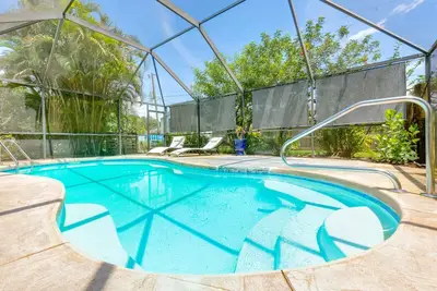 Image de Elegant Space Coast Private Pool Home w/Garden, Fire Pit, and Billiard Room
