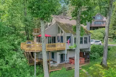 Image de 180 Degrees | Dog Friendly, Lakefront, Dock Slip