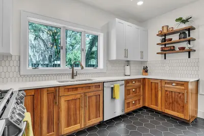 Image de Hot Tub | Theater | Sauna | Deck | Fire Pit | Walk to Stadium/Downtown/Park