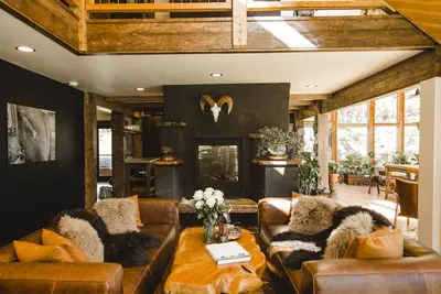 Image de Luxury ranch cabin for 12, dog friendly with hot tub, private valley with creek!