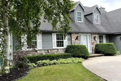 Image de 3, 500 sq/ft house with large outdoor space & a basement with bar/pool table.