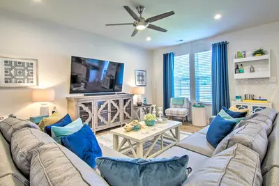 Image de Porch + Pool Access: Millville Townhome!