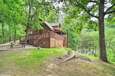 Image de Central Sevierville Cabin w/ Hot Tub & Views!