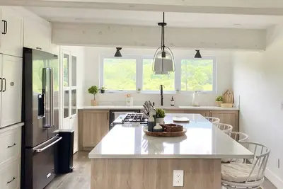 Image de Farmhouse Chic with Mountain and Lake Views
