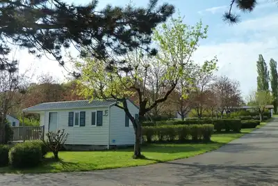 Image de Mobilhome avec Accès Piscine et Lac | Parking