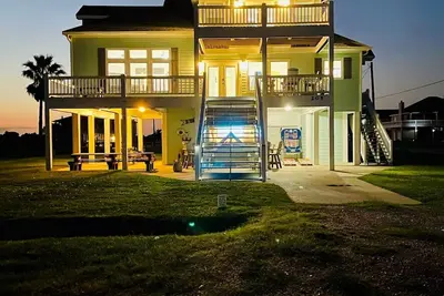 Image de Must See! ! Lighthouse Ocean view Beach Home and Outside Bar!