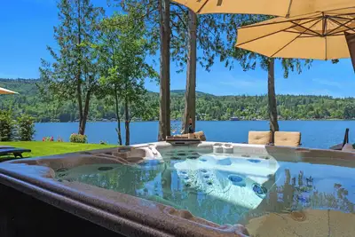 Image de 8, 200sf Lakefront Luxury Lodge - Sleeps 25 - 7 Bedrooms + Hot Tub + Private Dock