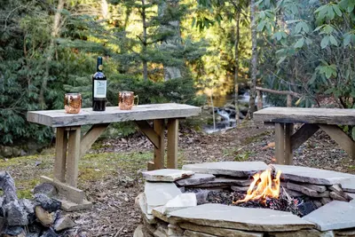 Image de Idyllic modern 1800s Log Cabin Hot Tub & Fire Pit Sugar Mountain