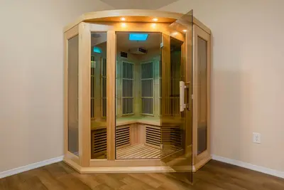 Image de Spacious home next to the lake! Family sized house with sauna, games and deck