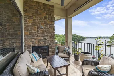 Image de Daze Off at the Lake by Big Fish Real Estate Group at Lake Martin
