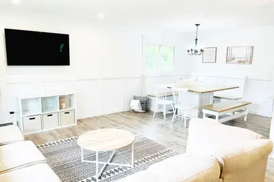 Image de Dog Friendly! Cheerful 4br Home in Heart of Westhampton Beach