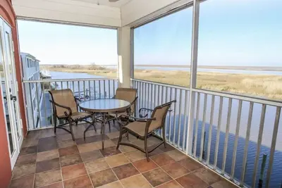 Image de Charming Waterfront Condo W/Screened Porch and Pool