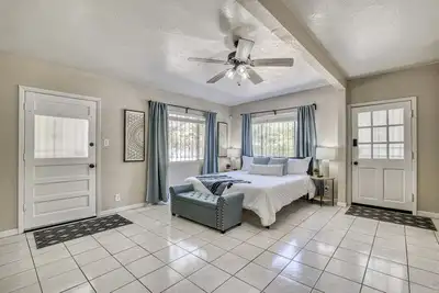 Image de 🌴14 Guests/Full Kitchen/Backyard/5 Rooms