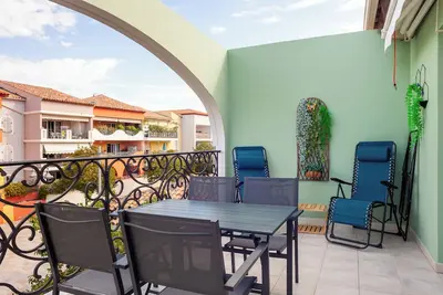 Image de Appartement 'T2 Entièrement Rénové' avec vue sur la mer, balcon et climatisation.