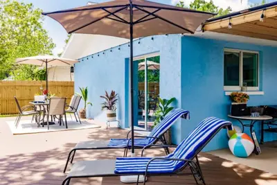 Image de Happy Fun Blue House kids, pets friendly, 3 miles away from the beach🏖️.
