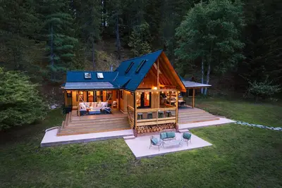 Image de Private Luxury Lake House on large waterfront property with fire-heated hot tub