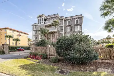 Image de SeaView is just a half  block from the beach with salt water pool!