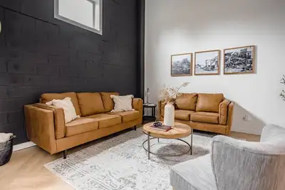 Image de High-end luxurious loft within walking distance to downtown!