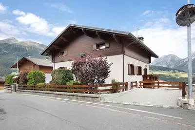 Image de Appartement \"Casa Grafa Bormio\" avec vue sur les montagnes, jardin partagé et Wi-Fi.