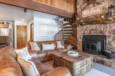 Image de Mammoth Pines #7 Newly updated 2 Bedrm + Loft, 3 Full Bathrms, Sleeps up to 8. Steps to Free Shuttle