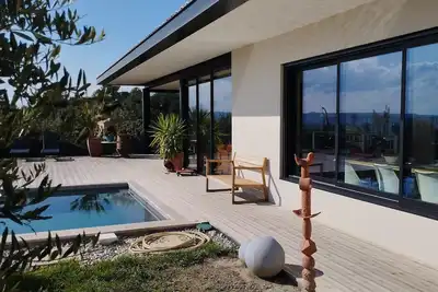 Maison d'architecte neuve dans lotissement, sans vis à vis, avec vue et piscine