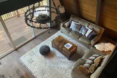 Image de Private cabin in a small mountain town surrounded by pine trees. Snow getaway