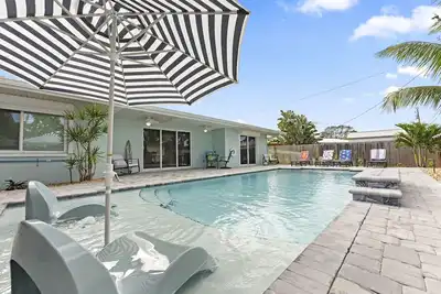 Image de Heated Pool - Tiki Hut - Game Room - Walk to Beach
