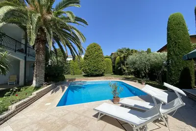Image de Private pool & palm garden. Villa Colombara with lake view