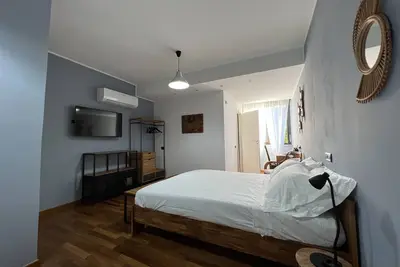 Image de Grande chambre familiale de luxe avec salle de bain privée et terrasse