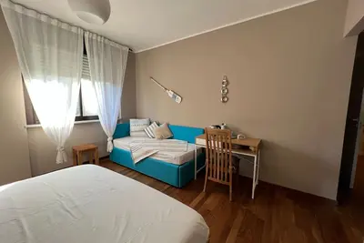 Image de Grande chambre familiale avec salle de bain privée