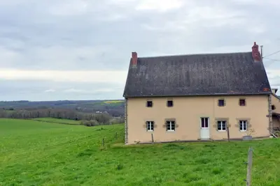 Gîte de campagne avec terrasse et tous équipements à Mazirat